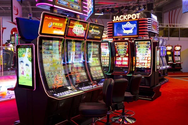 alam 4d The Dog House slot game interface showing 5 reels and dog-themed symbols